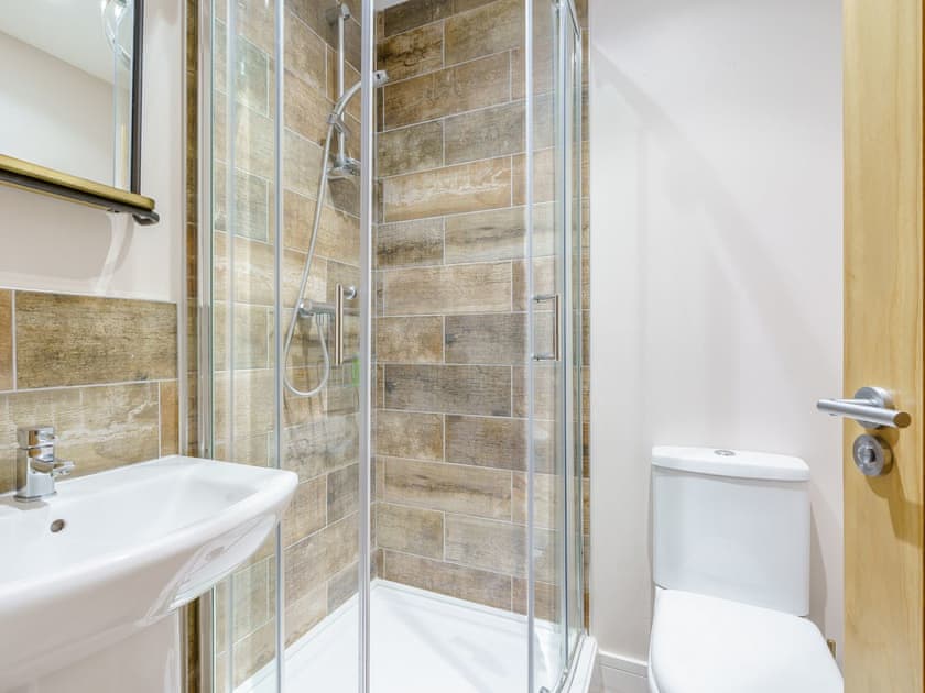 Shower room | 6 Eastgate - Eastgate House Apartments, Andover