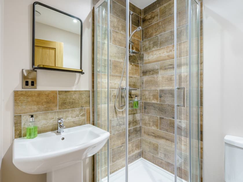 Shower room | 6 Eastgate - Eastgate House Apartments, Andover