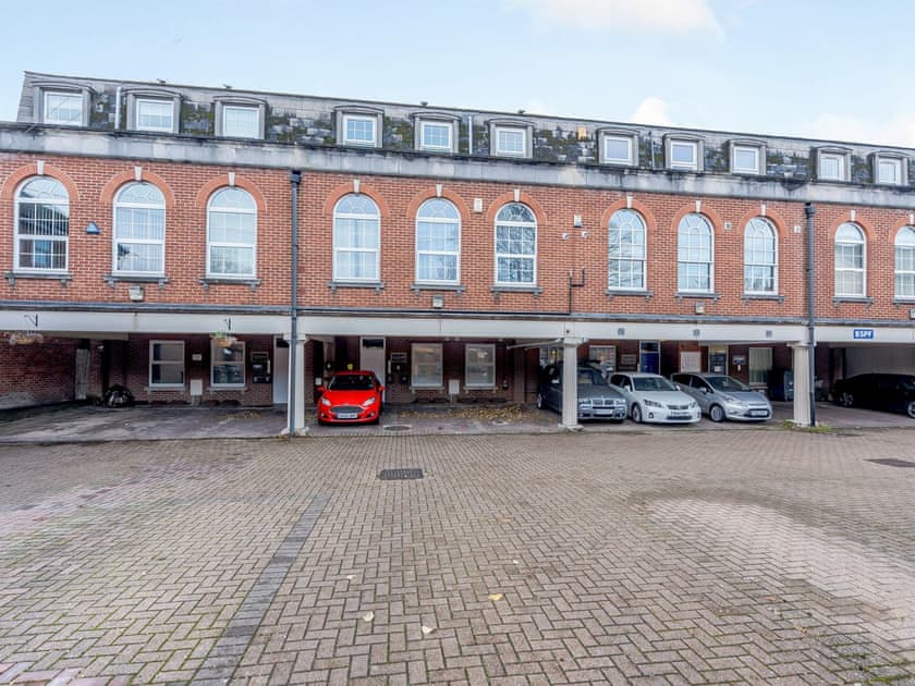 Exterior | 6 Eastgate - Eastgate House Apartments, Andover