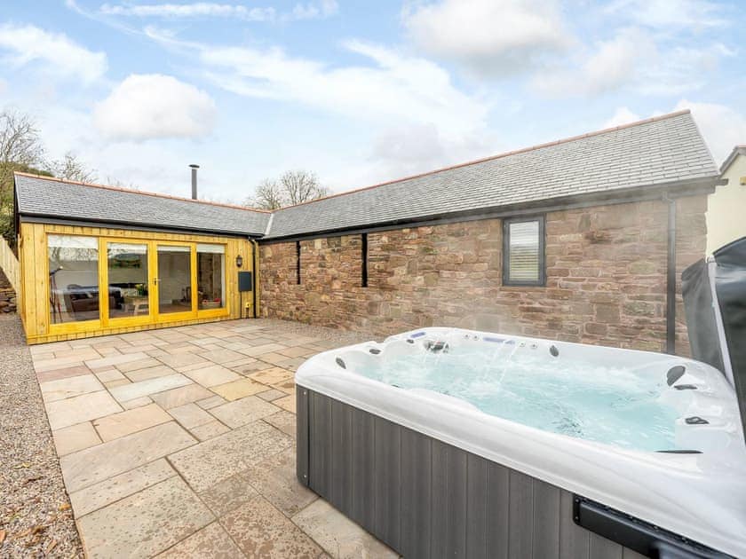 Hot tub | Tyr Ywen Cottage, Llantilio Pertholey