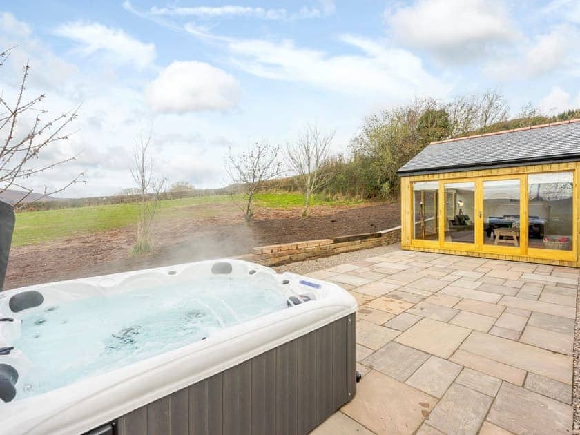 Hot tub | Tyr Ywen Cottage, Llantilio Pertholey