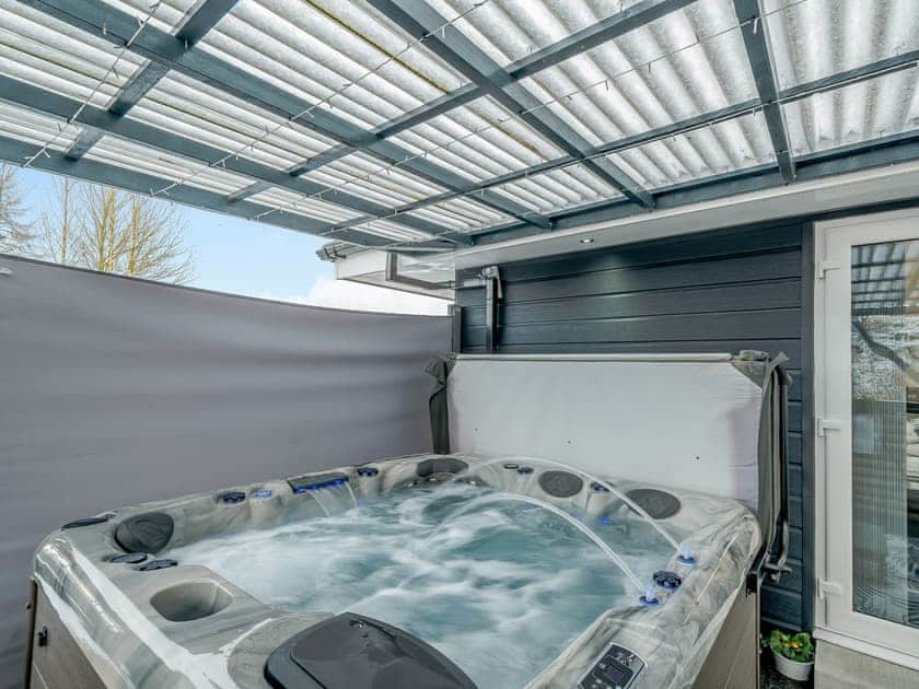 Hot tub | Craigpark Lodge, Caldercruix, near Airdrie