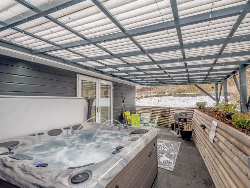 Hot tub | Craigpark Lodge, Caldercruix, near Airdrie