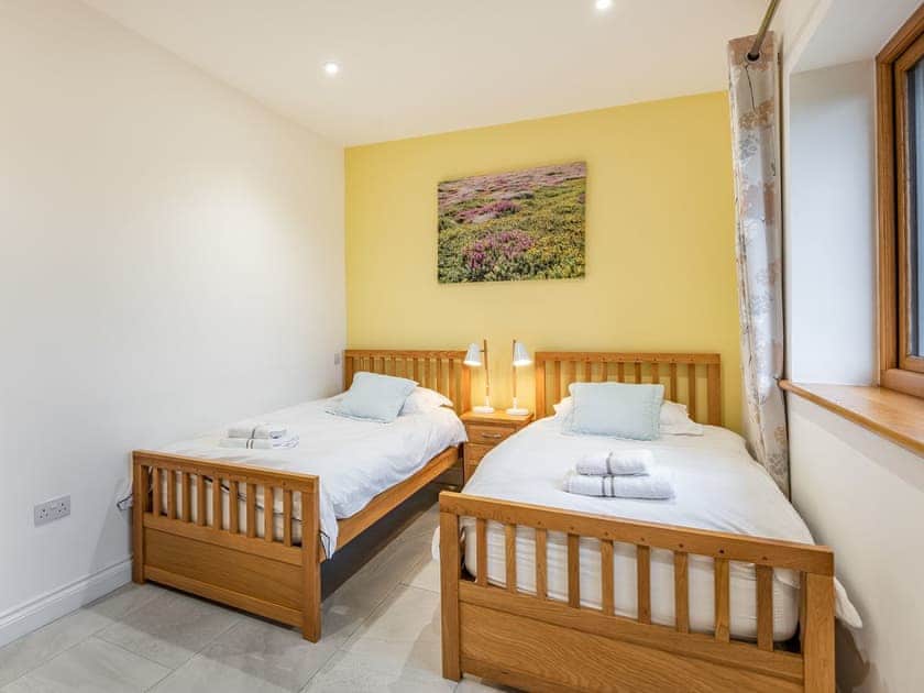 Twin bedroom | Primrose Cottage - Anglesey Seaviews, Penrhos Feilw, near Trearddur Bay