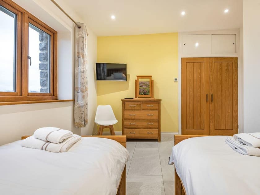 Twin bedroom | Primrose Cottage - Anglesey Seaviews, Penrhos Feilw, near Trearddur Bay