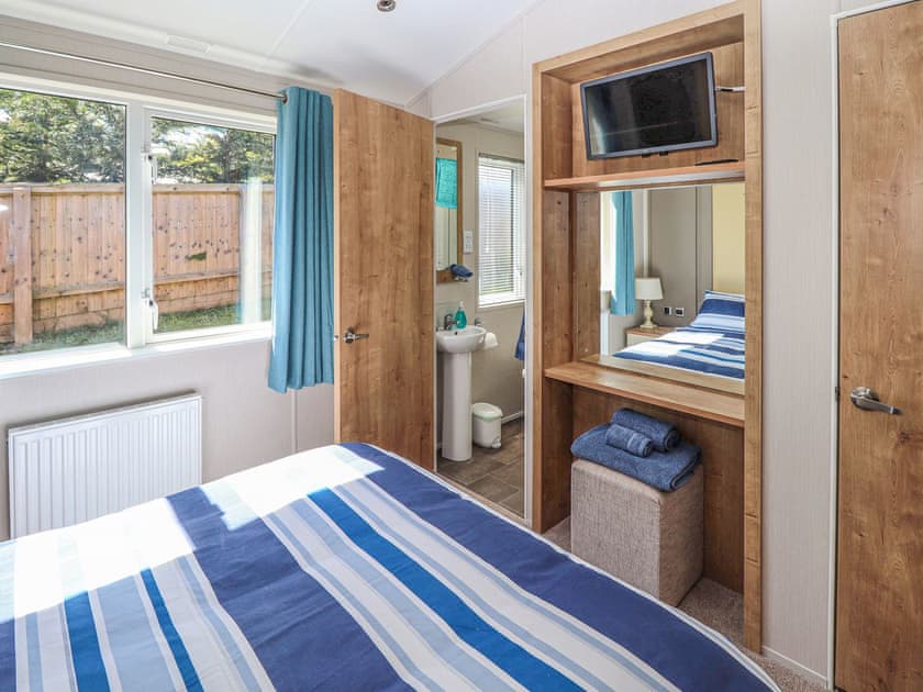 Double bedroom | The Lodge - The Lodge and No 7 North Island Holidays, Ryde