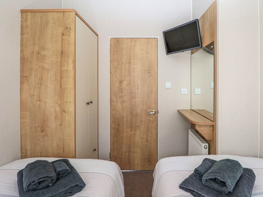 Twin bedroom | The Lodge - The Lodge and No 7 North Island Holidays, Ryde