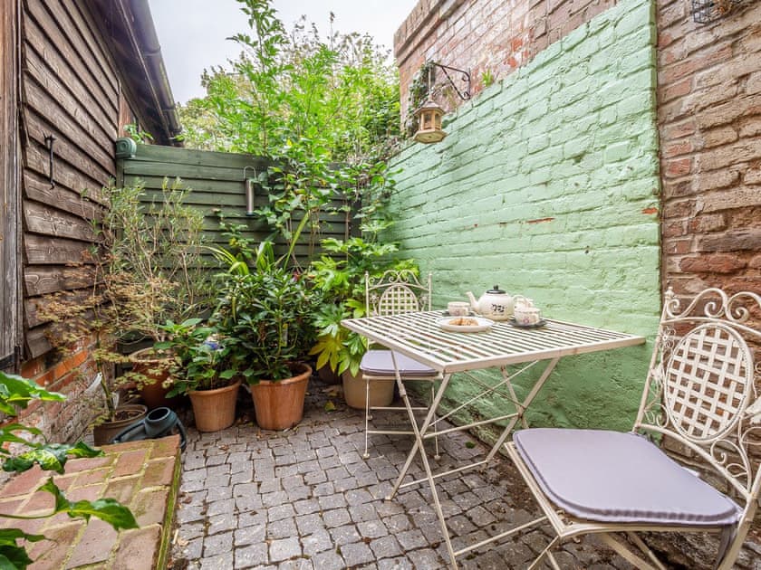 Sitting-out-area accessed from kitchen | White Lion Cottage, Hadleigh