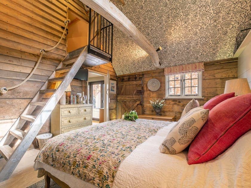 Double bedroom | Stoke Cartlodge, Stoke by Nayland