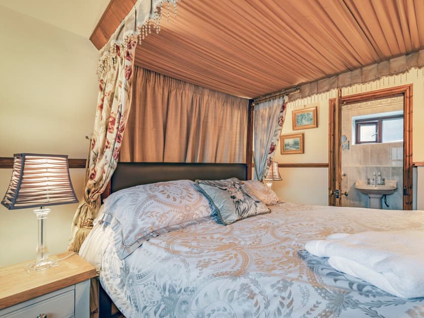 Four Poster bedroom | The Stable - Domvilles Farm, Audley