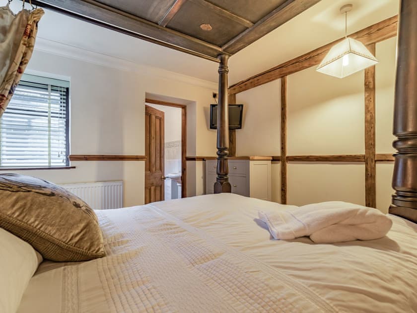 Four Poster bedroom | The Stable - Domvilles Farm, Audley