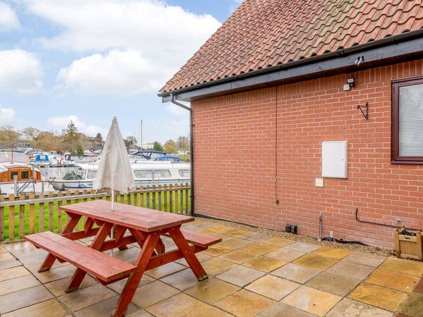 Patio | Riverside Cottage, Loddon