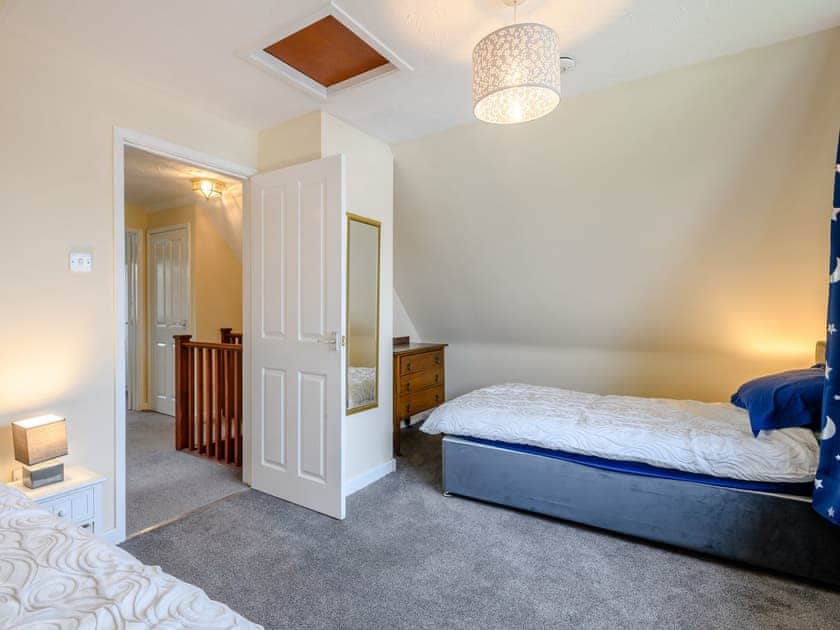 Twin bedroom | Riverside Cottage, Loddon