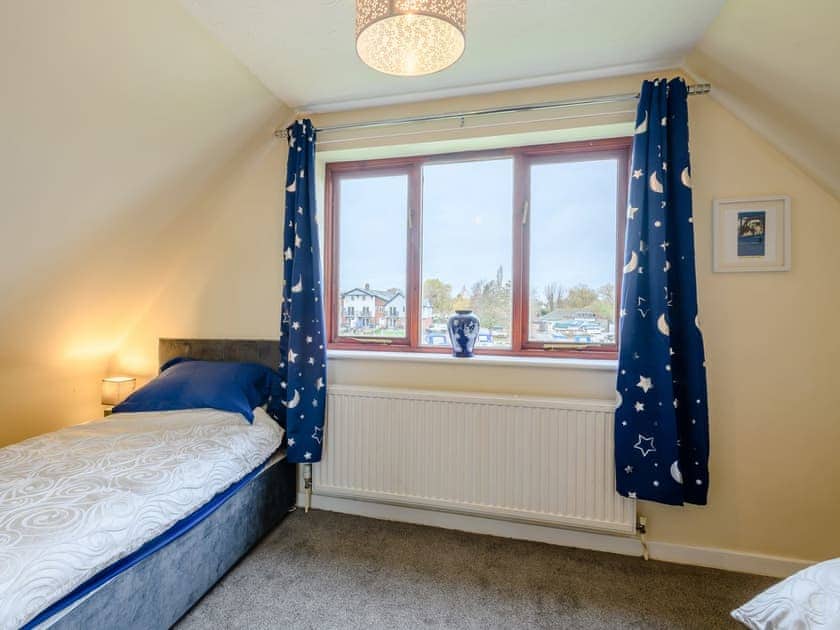 Twin bedroom | Riverside Cottage, Loddon