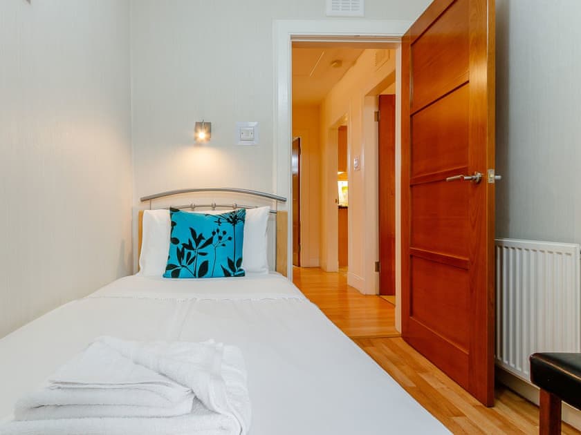 Twin bedroom | 2 St Catherine’s Cottage - Clover Holidays, Perth