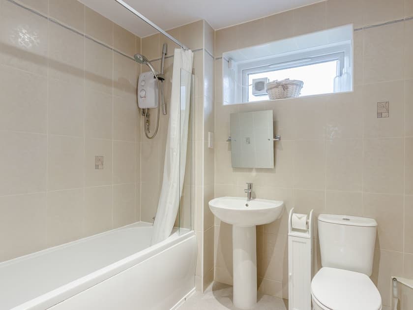 Bathroom | 2 St Catherine’s Cottage - Clover Holidays, Perth