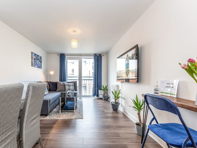 Living room/dining room | Grove - Bellaire Stay Apartments, Ashford