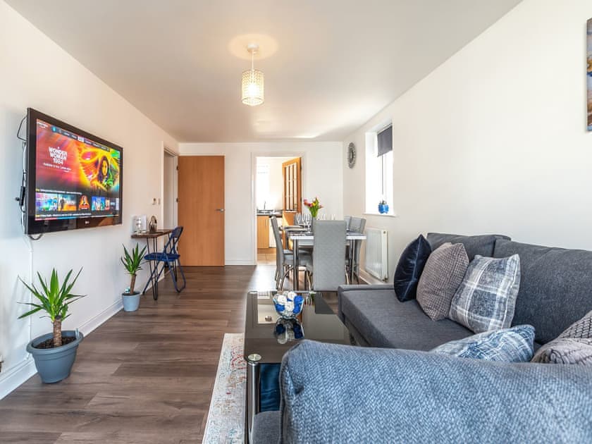 Living room/dining room | Grove - Bellaire Stay Apartments, Ashford