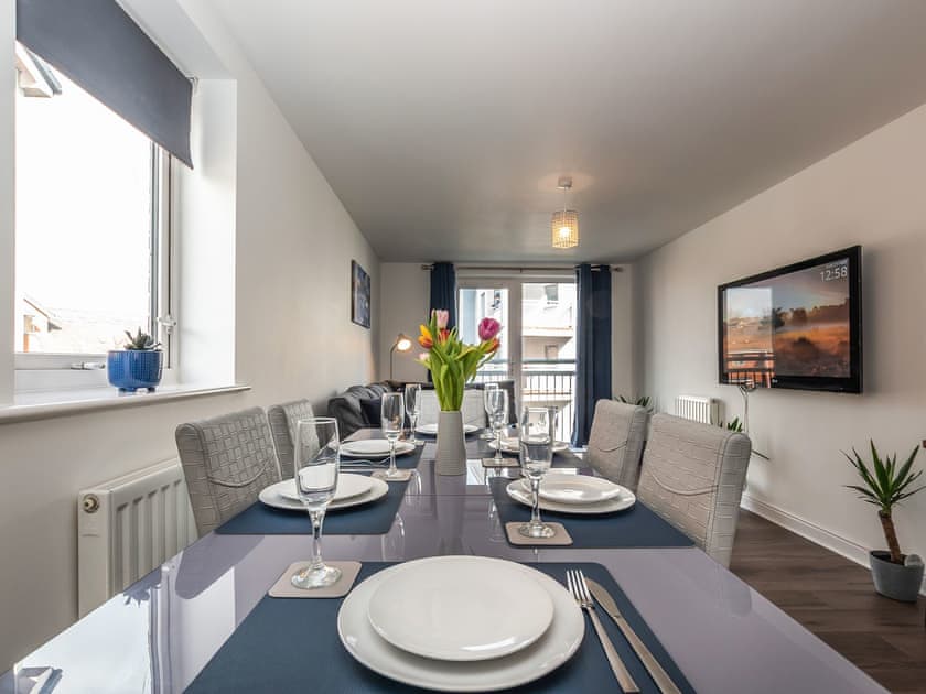 Dining Area | Grove - Bellaire Stay Apartments, Ashford