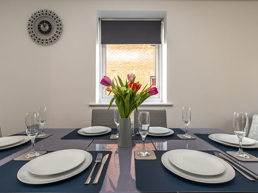 Dining Area | Grove - Bellaire Stay Apartments, Ashford