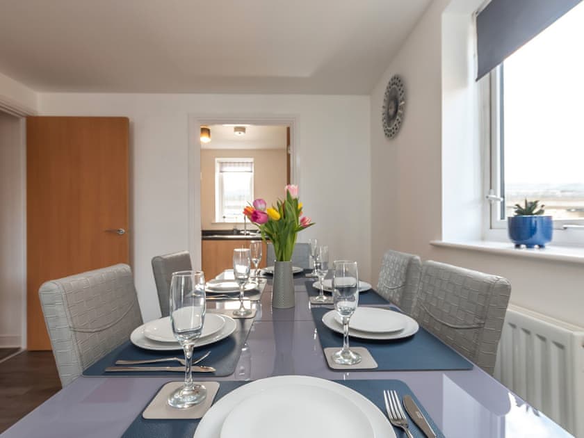 Dining Area | Grove - Bellaire Stay Apartments, Ashford