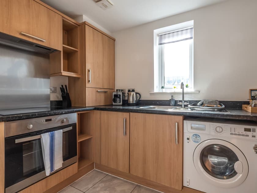 Kitchen | Grove - Bellaire Stay Apartments, Ashford