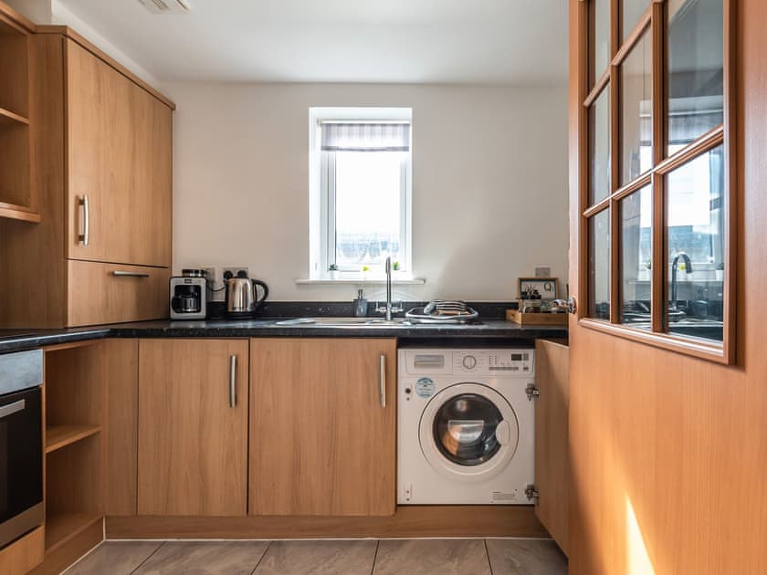 Kitchen | Grove - Bellaire Stay Apartments, Ashford