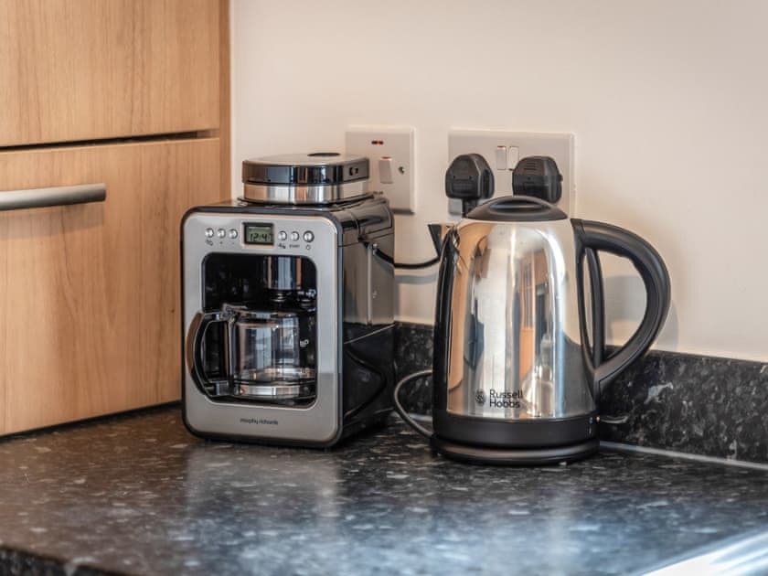 Kitchen | Grove - Bellaire Stay Apartments, Ashford