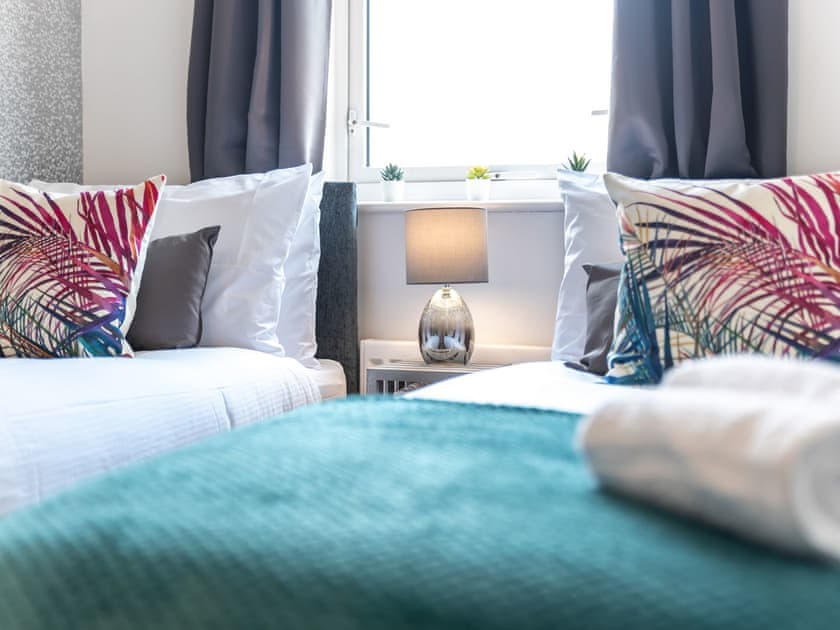 Twin bedroom | Grove - Bellaire Stay Apartments, Ashford