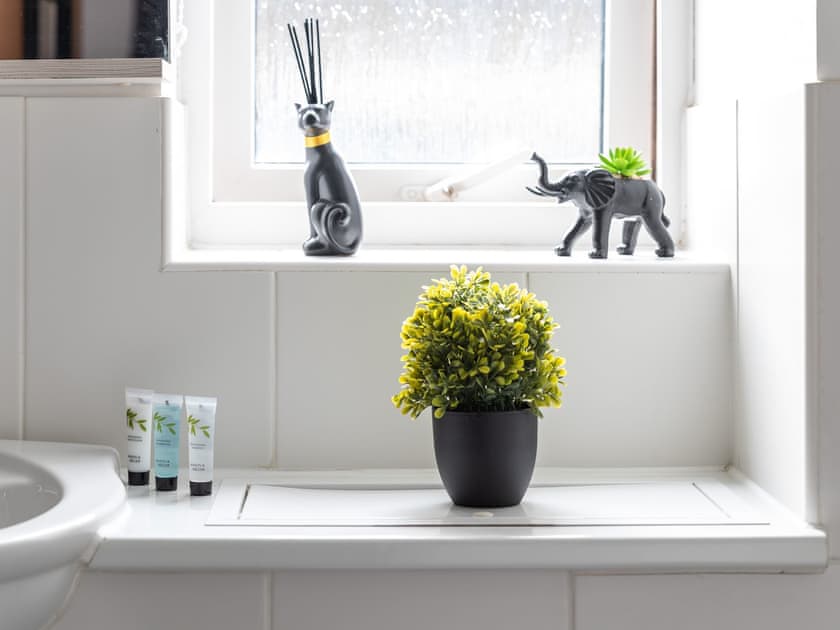 Bathroom | Grove - Bellaire Stay Apartments, Ashford