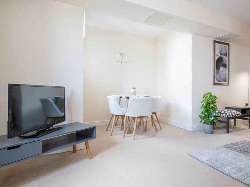 Living room/dining room | Drummond - Bellaire Stay Apartments, Ashford
