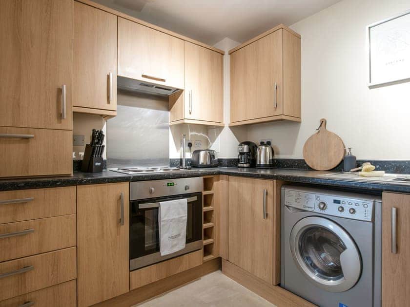 Kitchen | Drummond - Bellaire Stay Apartments, Ashford
