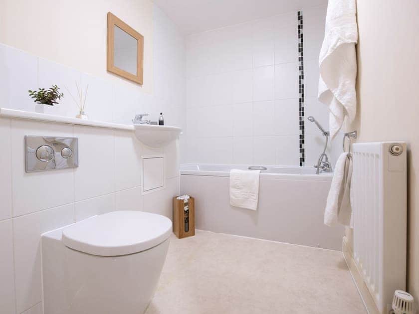 Bathroom | Drummond - Bellaire Stay Apartments, Ashford