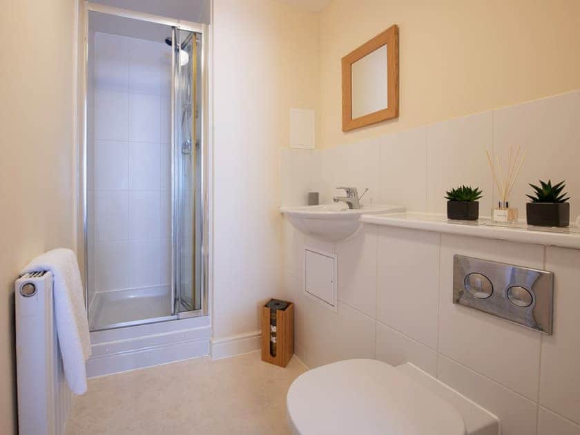 Bathroom | Drummond - Bellaire Stay Apartments, Ashford