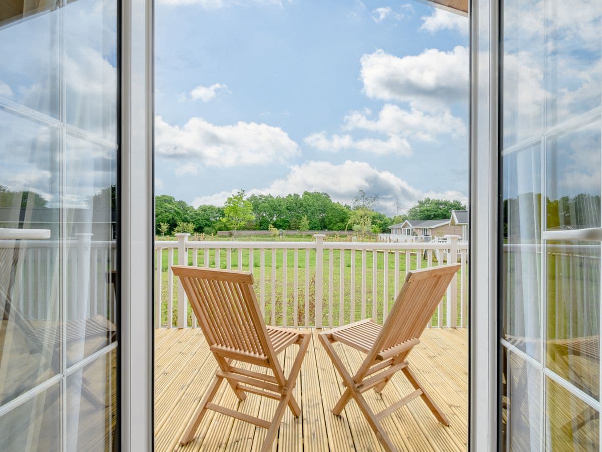 Mahonia Lodge - Holiday Lodge in Central England - Image 4