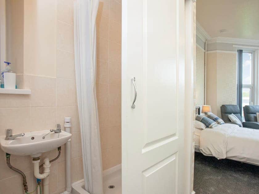 Bathroom | Apartment 9 Bedford Holiday Flats - Bedford Holiday Flats, Paignton
