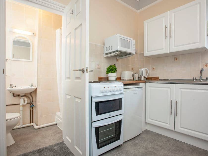 Kitchen | Apartment 10 Bedford Holiday Flats - Bedford Holiday Flats, Paignton