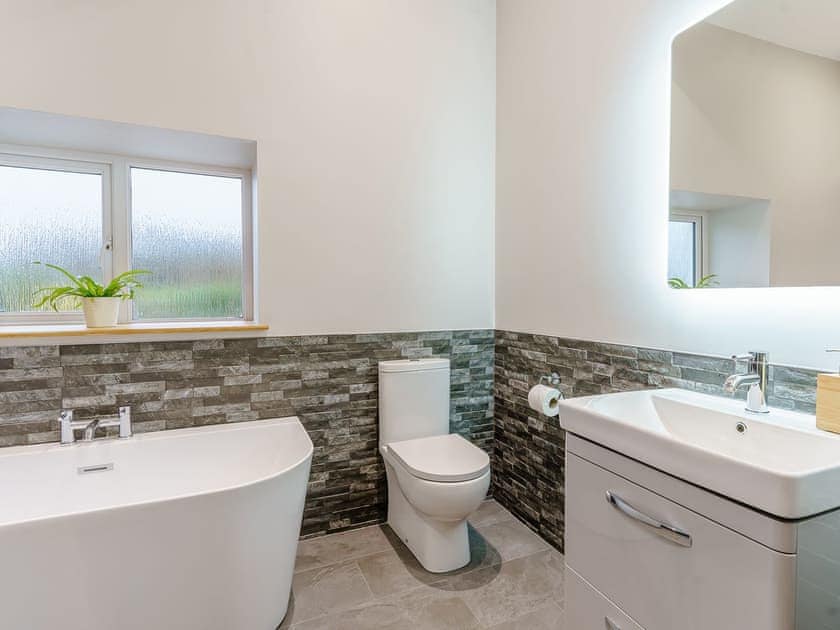 Bathroom | Cwmporthman Farm Cottage, Blaenporth