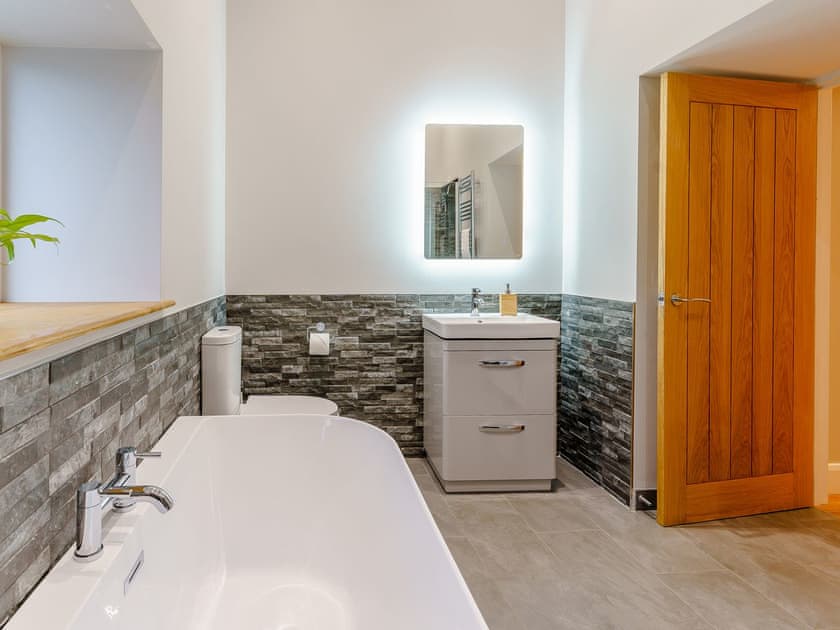 Bathroom | Cwmporthman Farm Cottage, Blaenporth