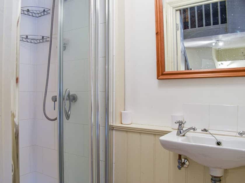 En-suite | Hoopers Farmhouse - Hoopers Holidays, Tilshead