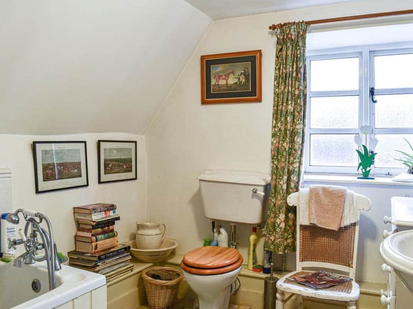 Bathroom | Hoopers Farmhouse - Hoopers Holidays, Tilshead