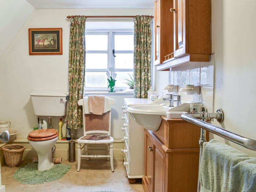 Bathroom | Hoopers Farmhouse - Hoopers Holidays, Tilshead