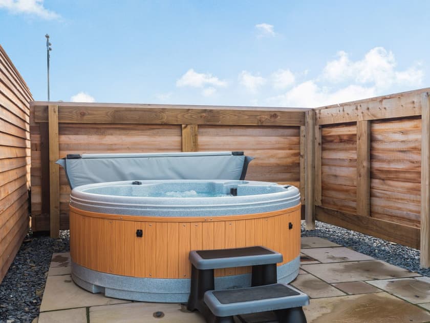 Hot tub | Pen Rhiw - Podiau Uwch Y Dyffryn, Llanelidan, near Ruthin