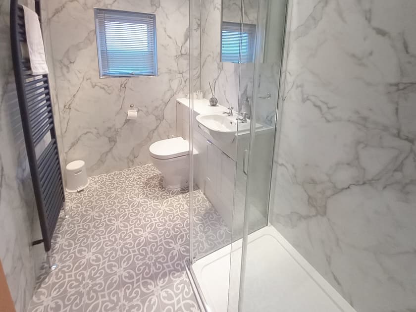 En-suite to the master bedroom | Kings Haven, Mount Batten, near Plymouth