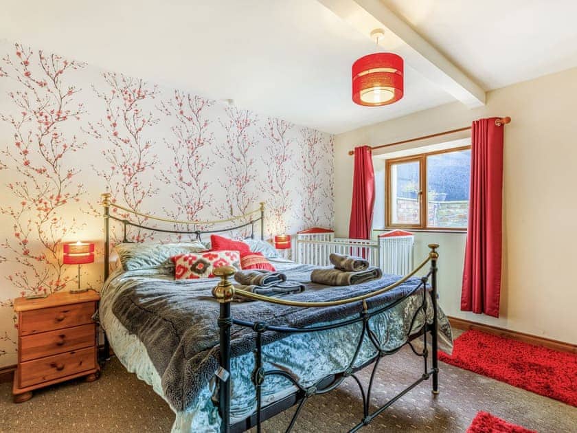 Double bedroom | The Threshing Barn - Oldiscleave Farm Cottages, Bideford