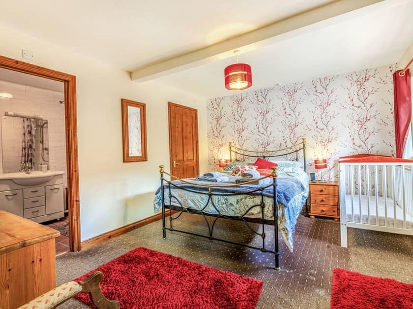 Double bedroom | The Threshing Barn - Oldiscleave Farm Cottages, Bideford