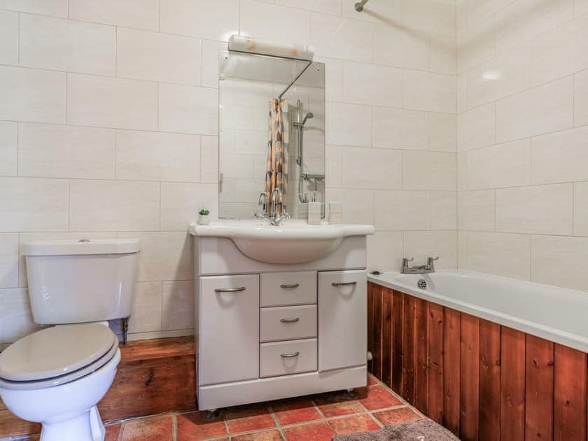 En-suite | The Threshing Barn - Oldiscleave Farm Cottages, Bideford