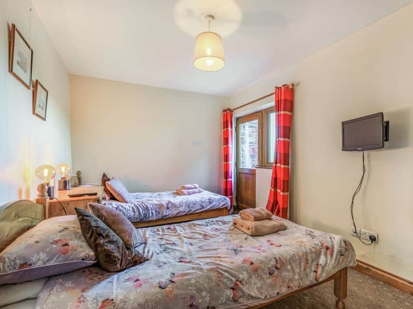 Twin bedroom | The Threshing Barn - Oldiscleave Farm Cottages, Bideford