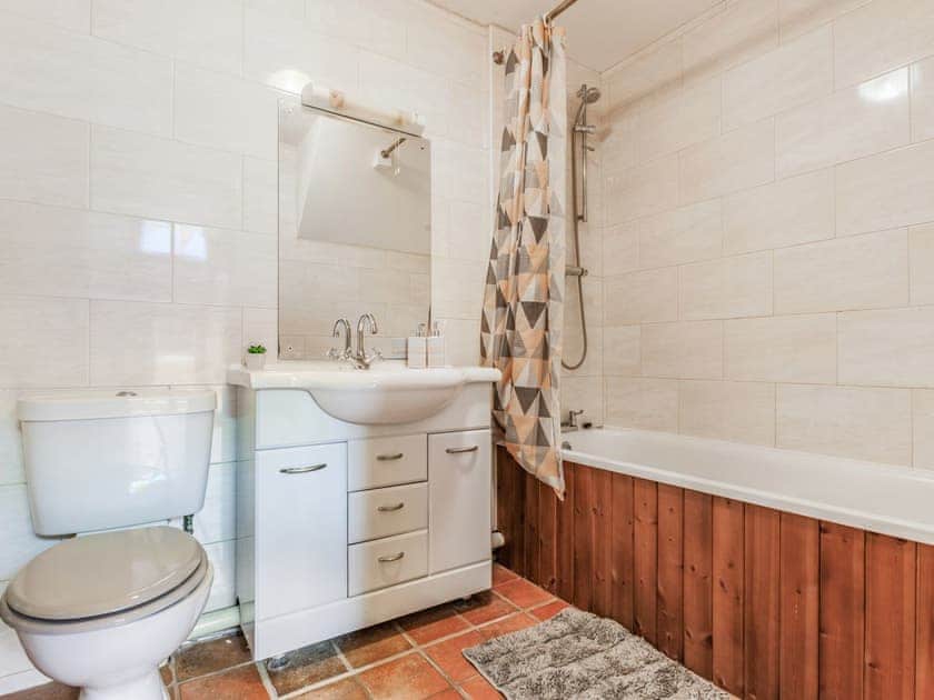 Bathroom | The Threshing Barn - Oldiscleave Farm Cottages, Bideford