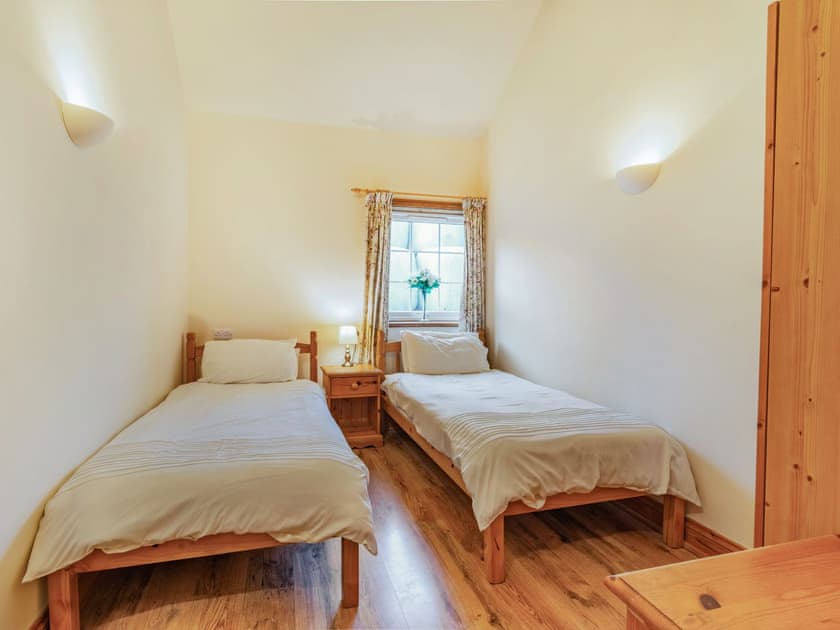 Twin bedroom | Leedale Cottage, Saltmarshe, near Howden